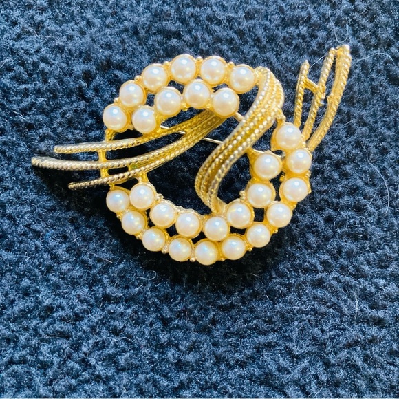 Costume jewelry brooches, set of 11 - Picture 13 of 13